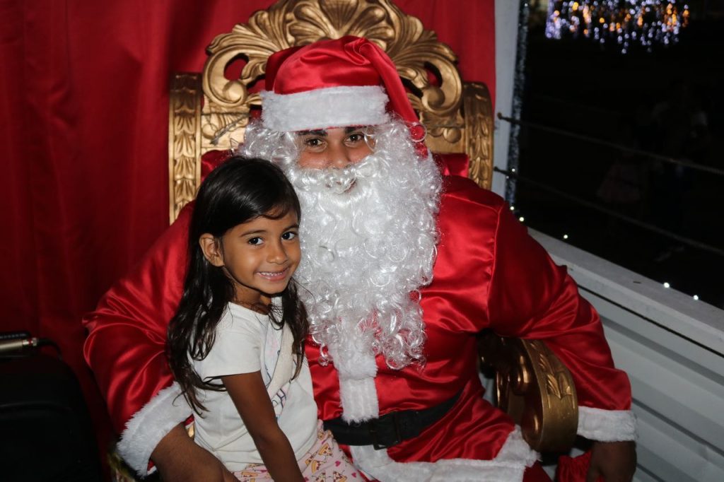 Todo caracterizado com o tema natalino, a prefeitura de Machadinho disponibilizou  o caminhão da alegria, que estará disponível durante todo esse mês do natal para a criançada do nosso município